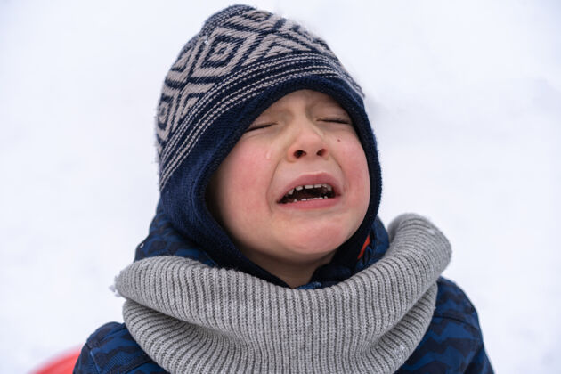 悲伤小男孩尖叫着哭情绪男孩穿着冬装小抑郁婴儿