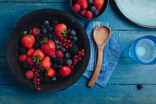 黑莓健康的早餐吃新鲜的生浆果和水果木材混合甜味