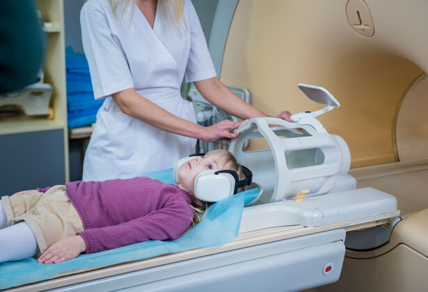 医生放射科医生准备给小女孩做核磁共振脑部检查扫描医院大脑