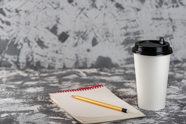 桌子工作在去吧咖啡灰色石头上的杯子和记事本表.copy空间工作场所空白木头