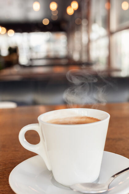 商店咖啡馆里的咖啡放在木桌上烤早晨静止
