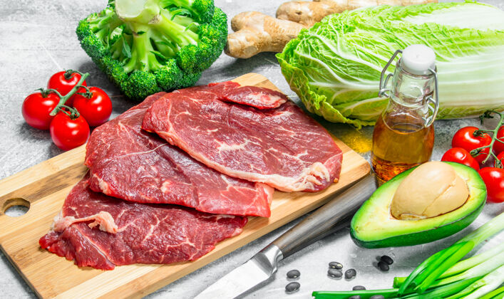 平衡有机食物种类健康食品搭配牛排肉类产品谷物