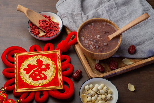 传统中国人食物美味八宝粥上桌了砂锅八桌面