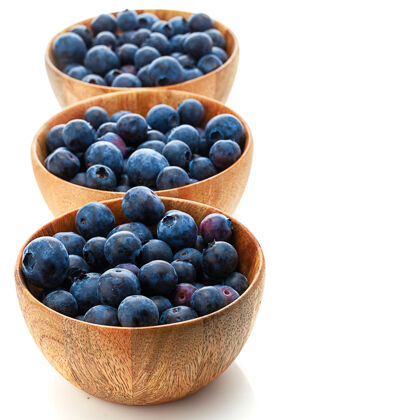 蓝色三个木碗 蓝莓色 白色背景碗团体新鲜