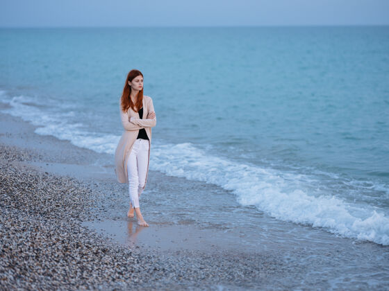天空女人在海边附近的透明海水毛衣模型年轻户外人物