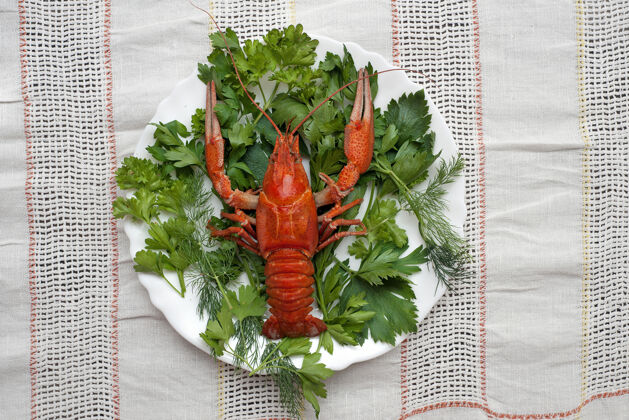 螃蟹用绿叶装饰的盘子煮小龙虾煮沸许多爪