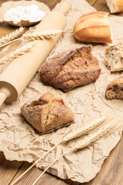 筛子面包片 擀面杖和纸上的麦穗静物搅拌面包