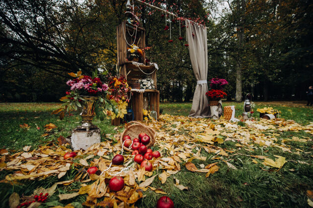 月亮秋天的婚礼在绿色的街道上举行草坪装饰鲜花拱形的仪式爱情秋季装饰鲜花