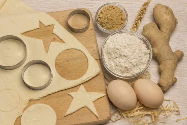 小麦在砧板上烤姜曲奇的面团 一种切曲奇的形式明星自制食品生姜