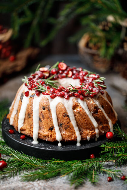 糕点圣诞蛋糕配越橘和圣诞装饰品美食蔓越莓美味