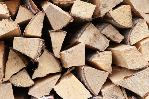 切割背景是从木柴堆起的桦树 用于暖气房 堆放在后院 未切割的木头 桦树原木堆纹理