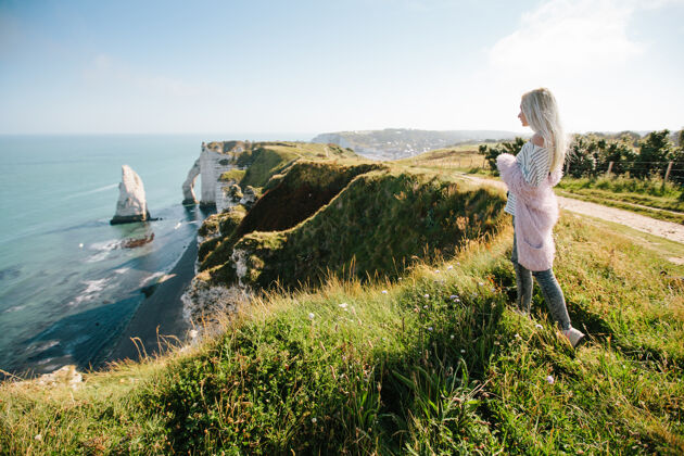 水女孩徒步旅行和拍摄的埃特拉塔悬崖和大西洋在埃特拉塔 法国的照片悬崖海岸景观