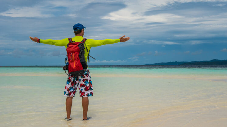 野生低潮时白沙滩上的快乐旅行者 克里米亚拉贾岛安帕特 印度尼西亚 西巴布亚自然原始纯净