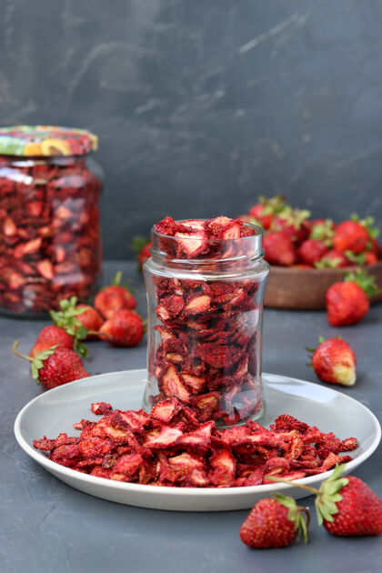 新鲜的草莓薯片是在一个黑暗的表面玻璃罐 成品 健康食品顶视图从上面看素食