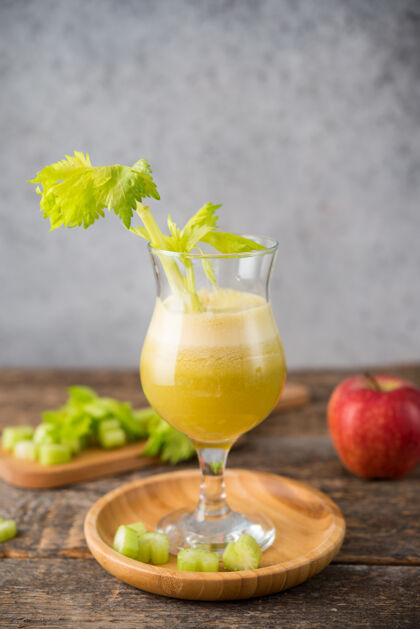 食品新鲜果汁苹果和芹菜在一个透明的玻璃 素食 清洁食品的概念水果多汁的奶昔