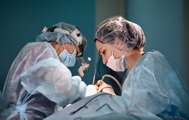 医疗外科医生团队在手术室近景写真现代整形美容手术行业团队健康护士