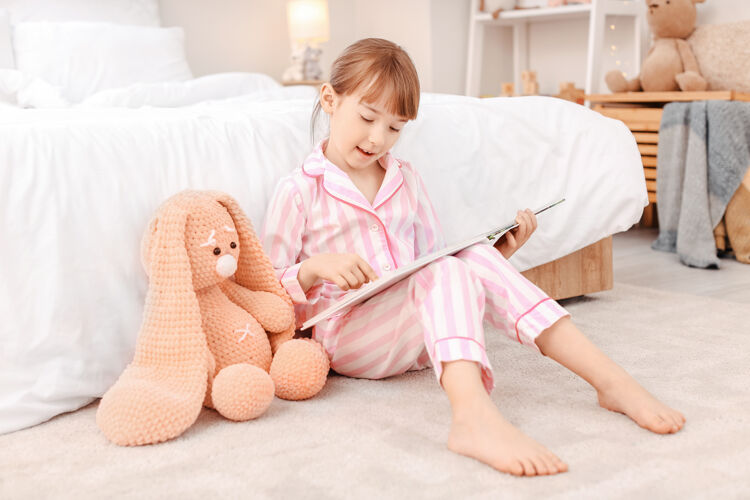 阅读可爱的小女孩在家读睡前故事梦房子兔子