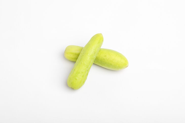 药物两个黄瓜在一个孤立的白色背景上配料水果营养