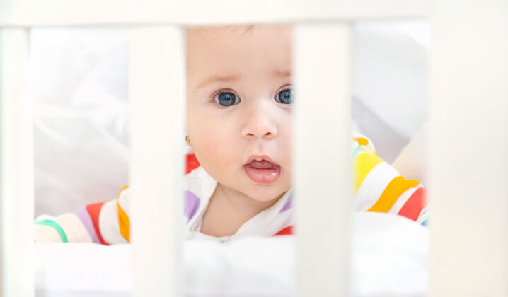 家庭婴儿床里的婴儿上床睡觉了卧室幼儿有趣