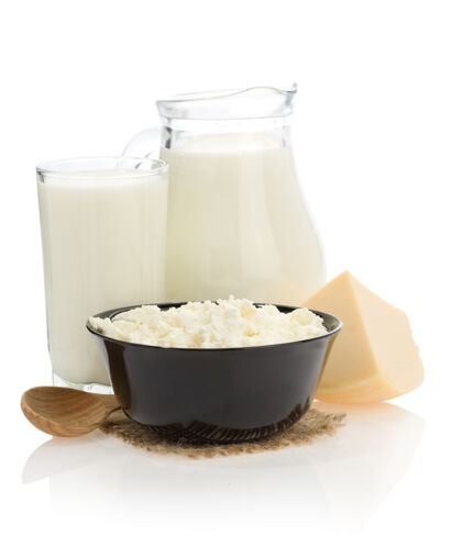 农舍奶酪在碗里 奶制品在白色上牛奶天然玻璃杯