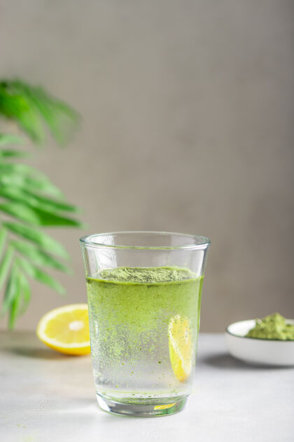 排毒健康排毒饮料与绿色超级食品粉末在玻璃清洁植物