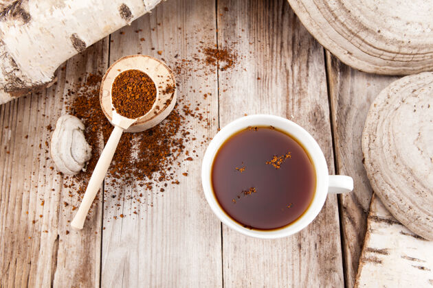 排毒茶是一种健康的天然茶准备好的饮料干桦树蘑菇.天然抗氧化剂已使用在草药方面素食者咖啡杯子