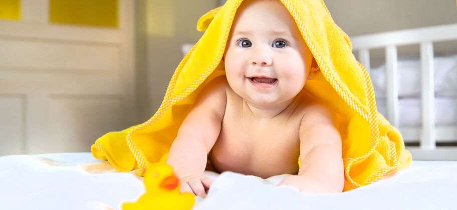天真宝宝用毛巾洗澡后健康漂亮孩子