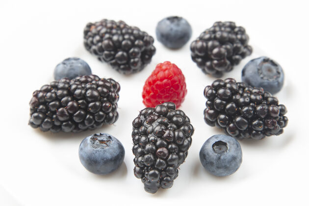 零食黑莓 覆盆子 蓝莓和草莓的白色背景.维生素健康的食物植物营养覆盆子