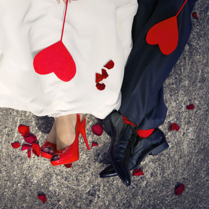 情人节情侣脚的特写镜头和躺在上面的两颗红心欢乐物体计划