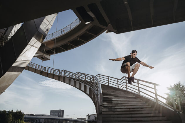 人美国跑酷运动员训练城市人在楼梯上做一个自由奔跑的大跳跃复制空间休闲智能手表