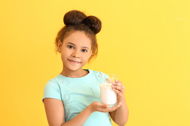 有机有牛奶颜色的非洲裔小女孩饮用儿童钙
