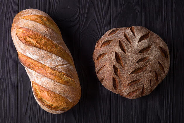 糕点新鲜烤面包的顶视图照片在涂了漆的黑色木桌上食品分类面包