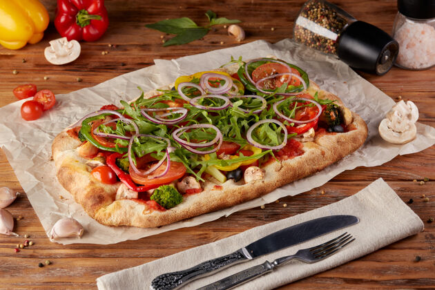 罗马菜罗马披萨 经典意大利披萨的变体 木制背景烘焙餐厅海鲜