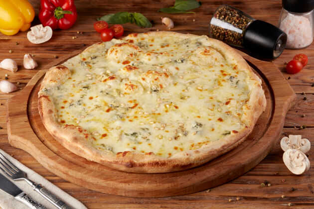 烟披萨 经典意大利披萨的变种 木制背景鲑鱼马苏里拉餐厅