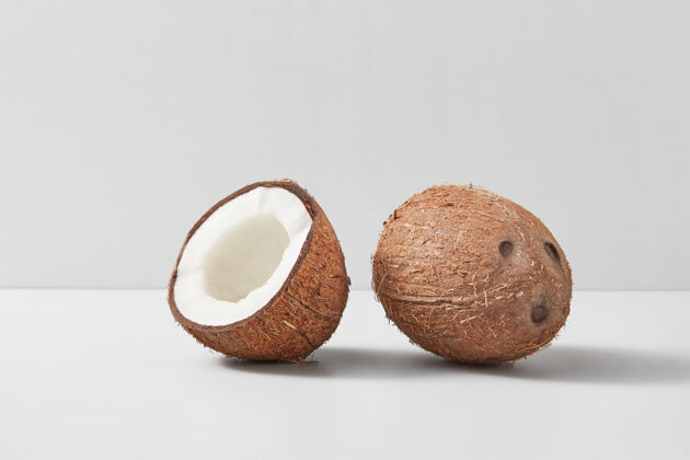 配料天然的异国风味成熟椰子果 带一个半坚果 双色浅灰色背景 柔和的阴影 复制太空素食主义者概念新鲜饮食椰子