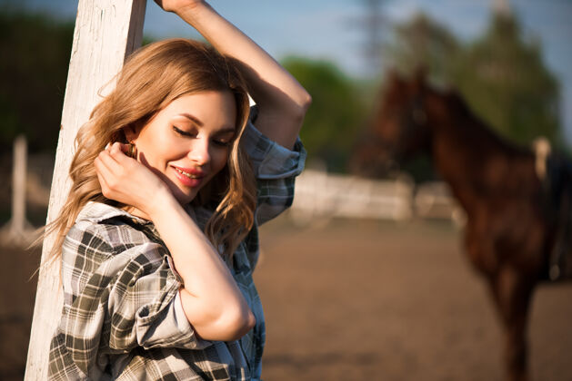 牧场年轻开朗的女孩和她最喜欢的马马户外美丽