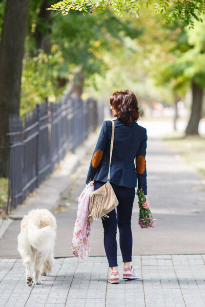 关系美女带着她的狗在户外玩耍快乐公园黑发