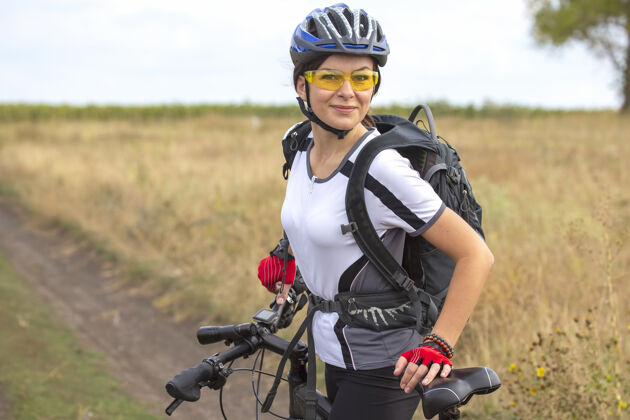 健康骑着自行车的美丽快乐的女自行车手自然健活方式和运动休闲和爱好小径骑自行车的自行车