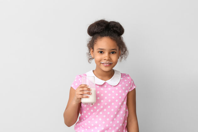 饮料光着牛奶的非洲裔小女孩早餐非洲儿童