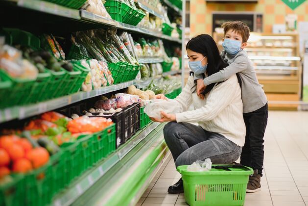 男人母子俩一起在超市购物 他们隔离后不戴口罩自由购物 一起挑选食物男孩检疫市场