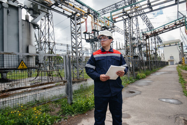 电工能源工程师检查变电站的设备电力成人工作服