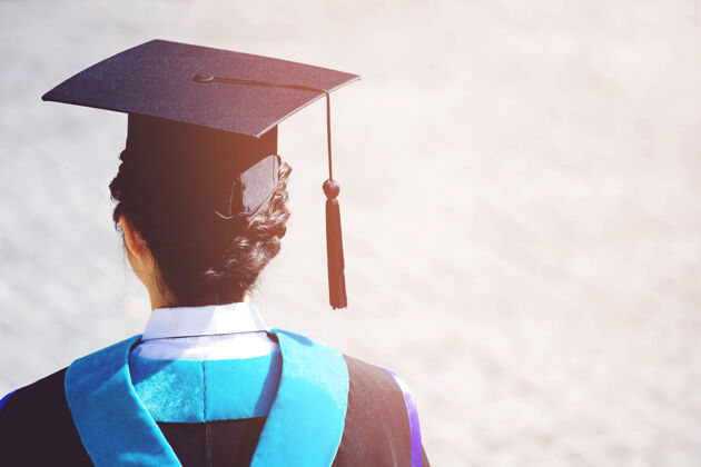 背部毕业典礼上的毕业帽拍摄成功的大学毕业生欢呼班级流苏