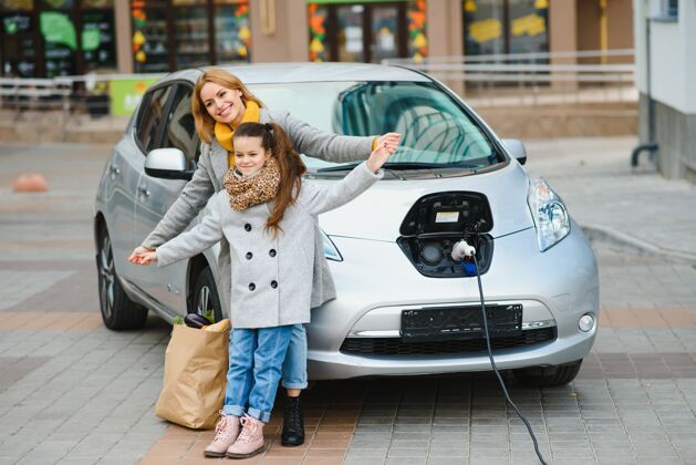 电力时尚母女为电动车充电 共度时光电力替代移动性
