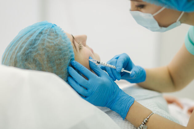 诊所美容师在脸上打针的手 嘴唇治疗面部电解