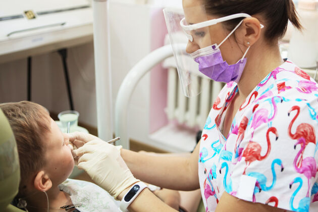 咬伤一个小男孩在牙科诊所的牙医招待会上牙齿口腔儿童