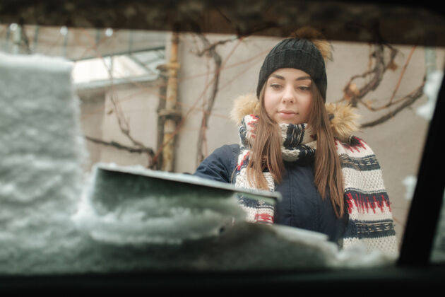汽车漂亮的女人从里面清洗雪景车运输冷冻女士