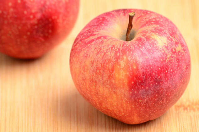 新鲜木制背景上成熟多汁的苹果素食者有机甜味