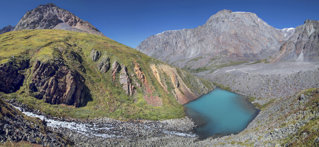 旅游湖光山色尽收眼底徒步旅行旅游冒险