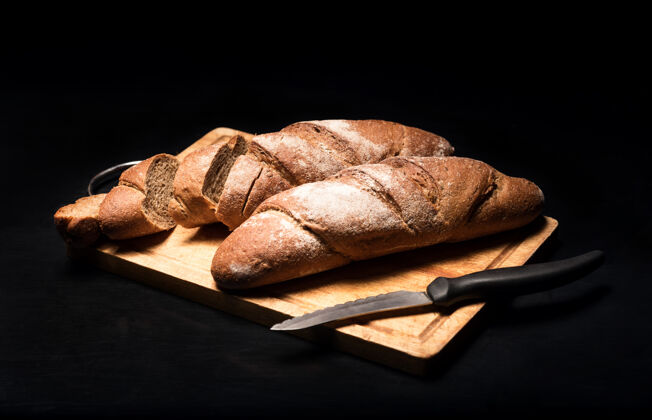 持有法国人小吃关门在面包上躺着切割烹饪美食