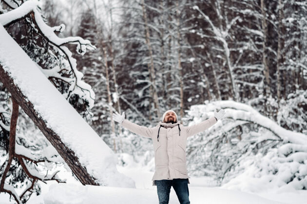 通风一个游客在雪地里散步森林.冬天森林爱沙尼亚之旅穿过冬天的森林霜冻风的天气白雪覆盖